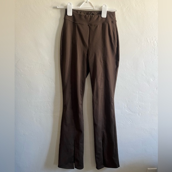 🤎Alo Airbrush High-Waist Flutter Legging- Espresso🤎 - Picture 3 of 5